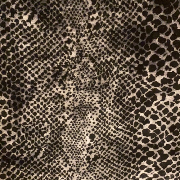 Dana Buchman - sharp, stretchy, and soft animal print short sleeve top. - Picture 4 of 7